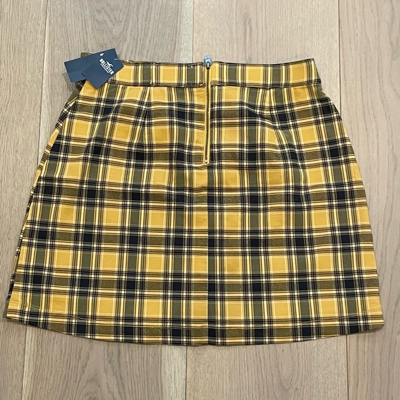 PREPPY YELLOW AND BLACK SKIRT 🌻 - Picture 3 of 3